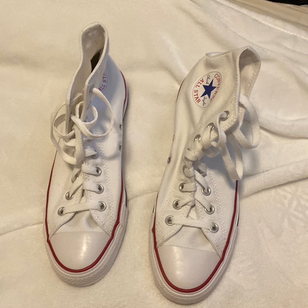 WHITE all star converse size 7.5 mens and 9.5 woman’s